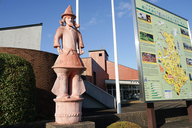 付近は古墳が多く、あちこちにはにわのモニュメントがある。芝山古墳やはにわ博物館もあり、毎年11月の第2日曜日には「芝山はにわ祭」も開催される