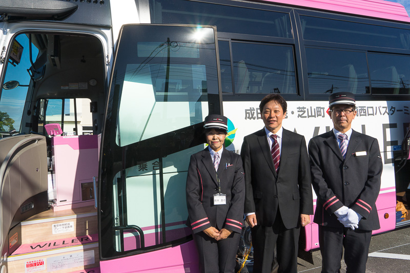 成田シャトル横でWILLER EXPRESS JAPAN 平山代表取締役と乗務員
