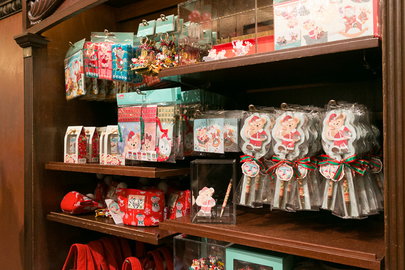 店内にはメモ＆ボールペン（900円）やリップクリーム＆ハンドクリーム（1800円）などラッピングされた小物などが置かれている