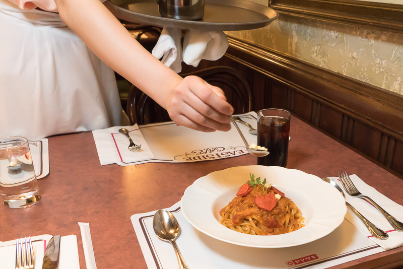 食べる前にチーズを上にかけてくれる