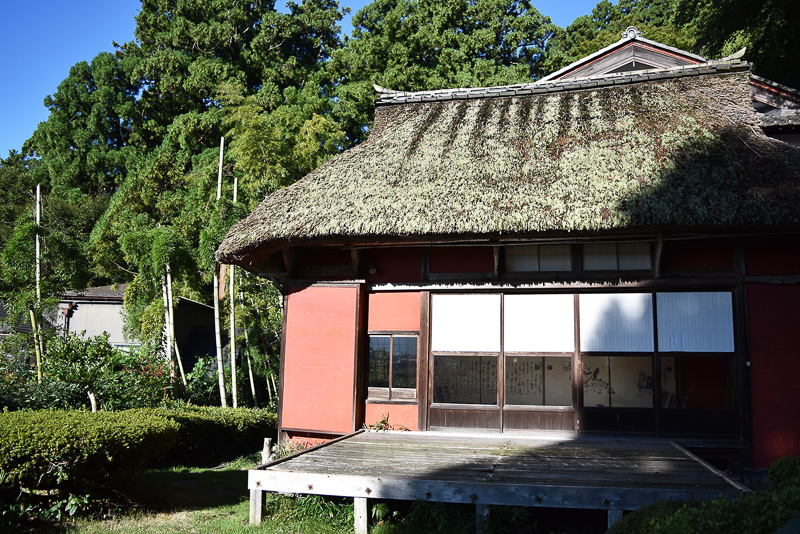 茅葺き屋根の母屋。こちらでお食事をいただきます