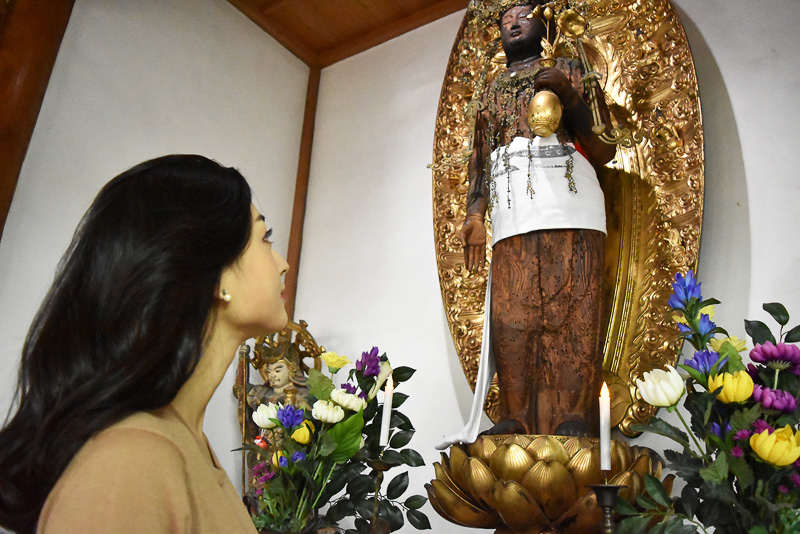 全国から届くサラシや腹帯を巻いている観音さまに中沢さんも興味津々のご様子