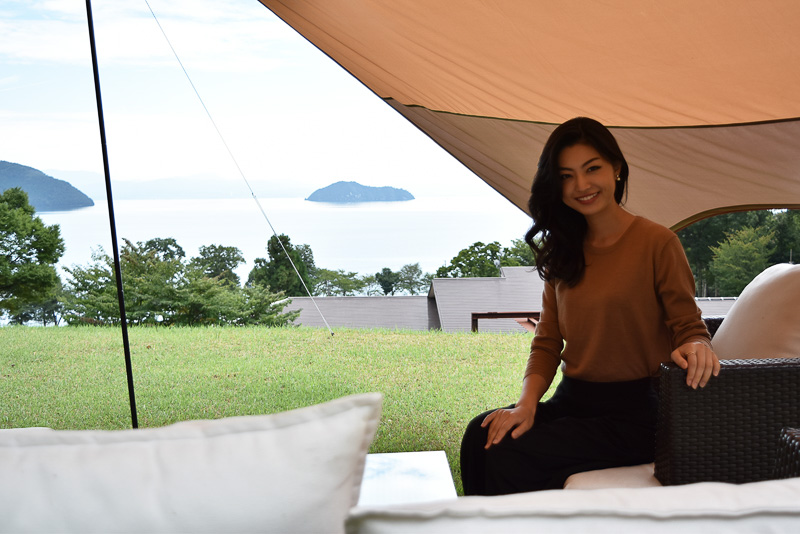 中沢さんの後ろに見えるのは琵琶湖の小島、竹生島