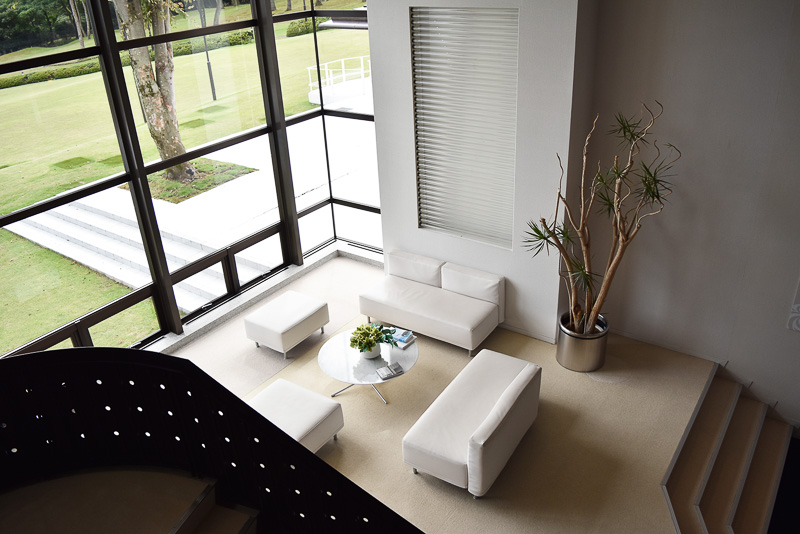 ガラス張りで吹き抜けのロビー