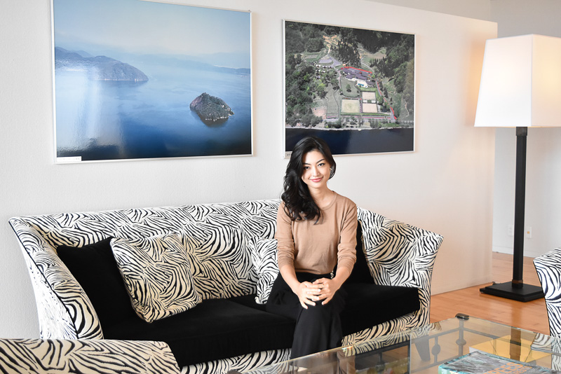 ゴージャスなソファもお似合いの中沢さん