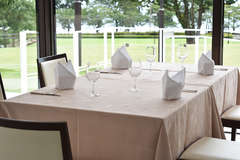 ガーデンの緑を見ながら食事を楽しめるメインダイニングルーム