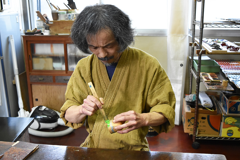 こちらが長年色漆の研究をされていた漆の塗師、中嶋誠作さん