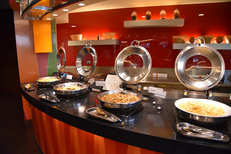 アジア系メニューエリアには「シンガポールヌードル：ハムのビーフンや焼きそば カレー風味」