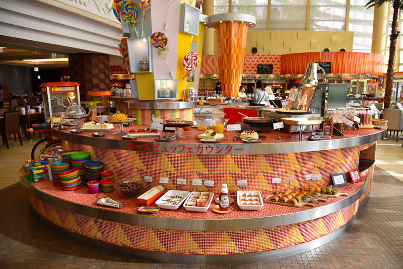 選びやすい高さとカラフルな色使いが印象的なキッズビュッフェカウンター