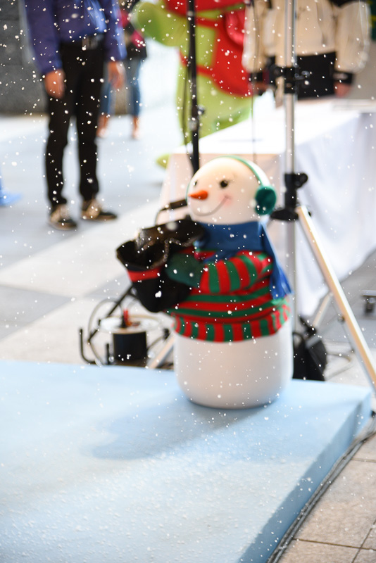 「南ゲート広場」では、特別な雪を降らせる雪だるまもあった。イベントの合間に、冬を演出