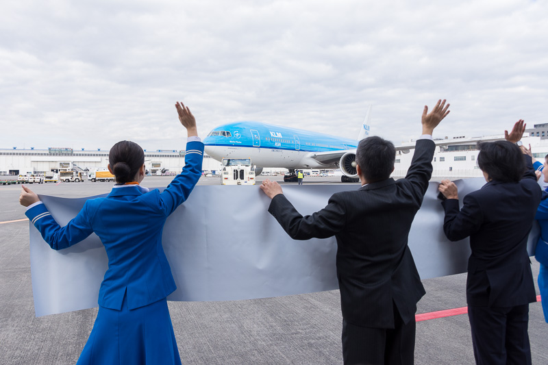 これからオランダへと向かうKL862便と記念撮影。機体が見えなくなるまで手を振って見送った