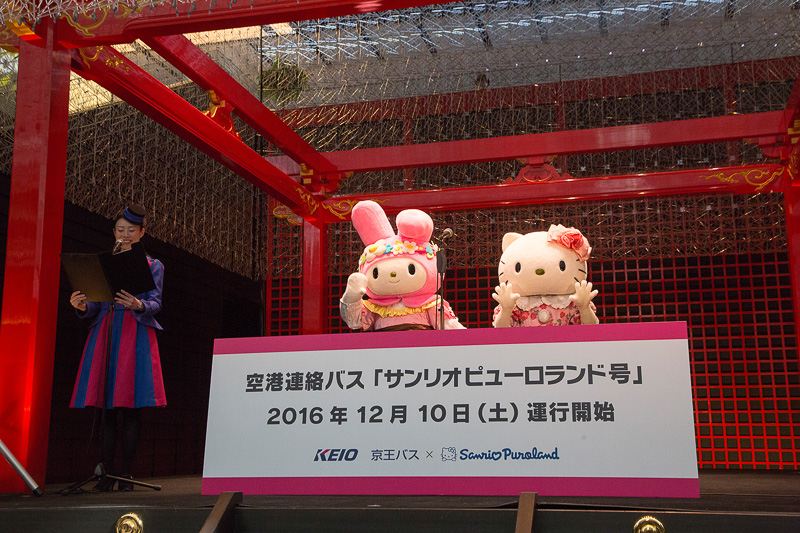 サンリオの人気キャラクター、ハローキティ（右）とマイメロディ（左）が登場