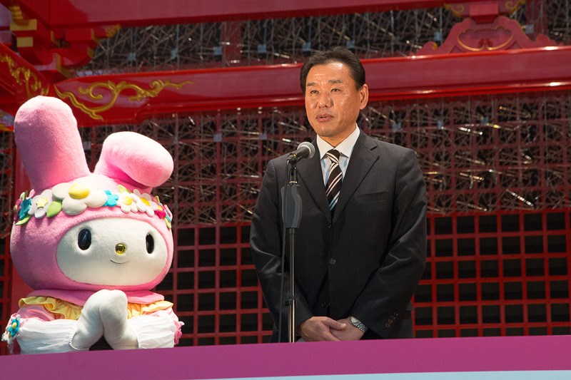 マイネロディに見守られながら挨拶する京王電鉄バス株式会社 常務取締役運輸営業部長の立石 努氏