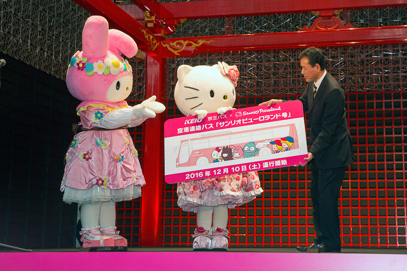 代表者による挨拶が終わると、ハローキティとマイメロディから立石常務へサンリオピューロランド号の記念パネルが渡された