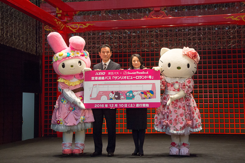 代表者による挨拶が終わると、ハローキティとマイメロディから立石常務へサンリオピューロランド号の記念パネルが渡された