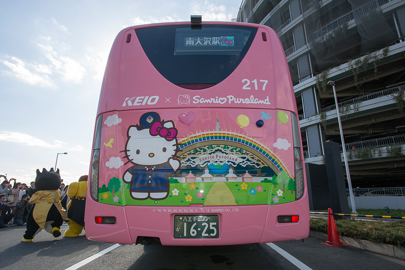 バスの左右には異なるキャラクターが描かれる右側面にはキティはいない