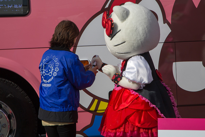 ハローキティが車体右面に直筆サインを入れるパフォーマンスを披露