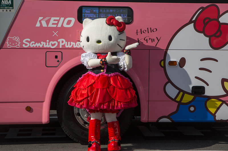 ハローキティが車体右面に直筆サインを入れるパフォーマンスを披露