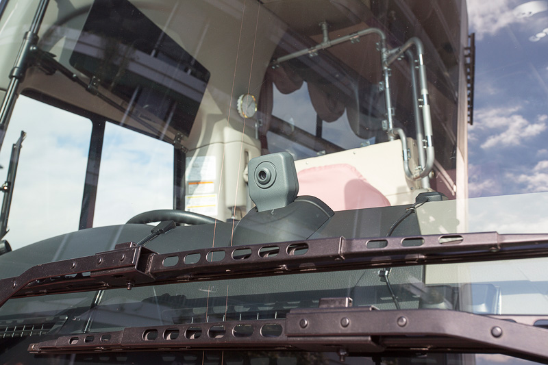 ナンバーの横にあるのが車間センサー。カメラは白線を認識してふらつきを防止用