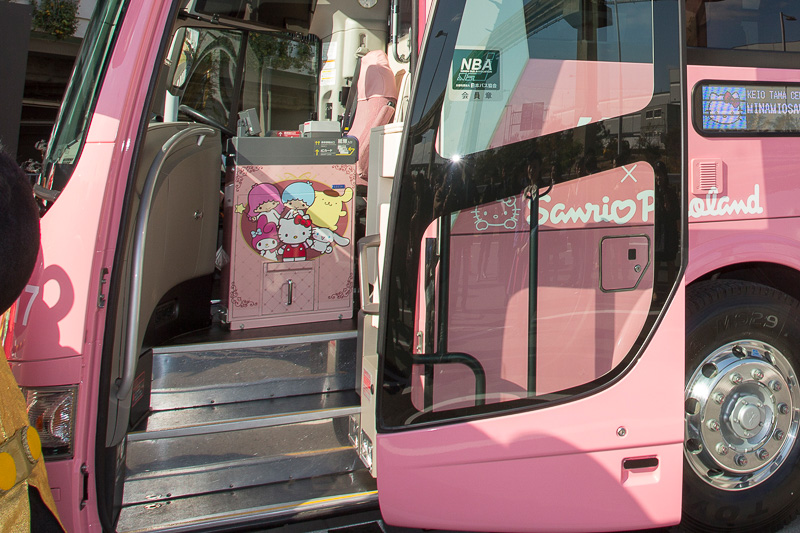 料金機もラッピングが施される