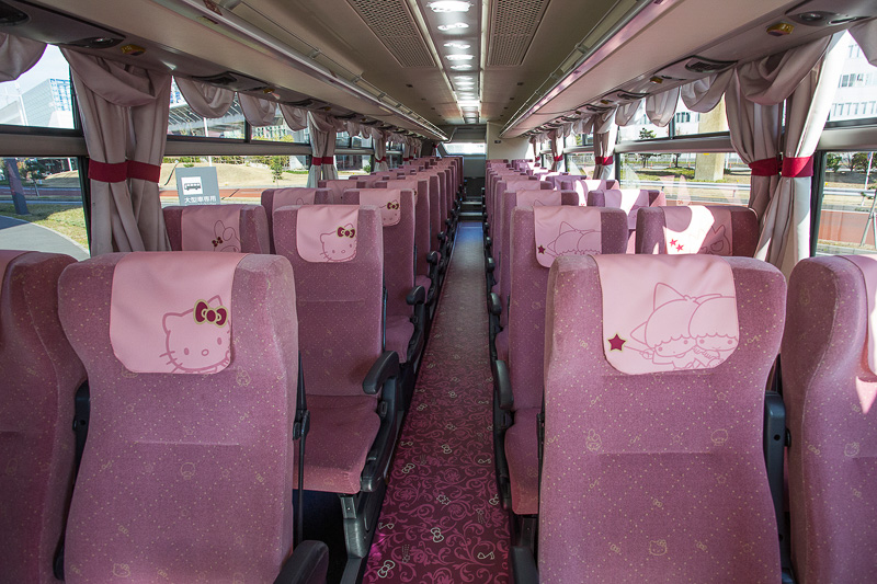 サンリオピューロランド号の内装。シートは生地も張り替えてあり、ヘッドレストカバーもキティちゃんをはじめ各キャラクターが描かれた特製のものが装備される