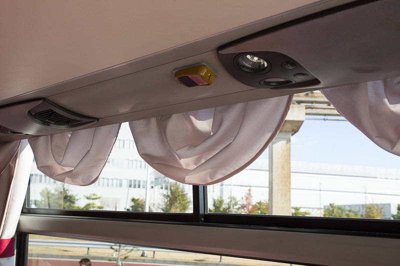 カーテンも特製のものを採用