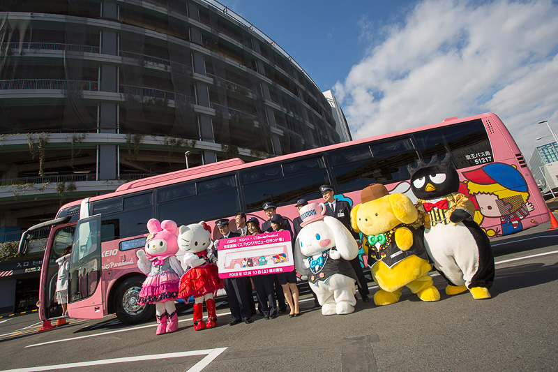 サンリオピューロランド号を運行する京王バスのスタッフが入っての記念撮影