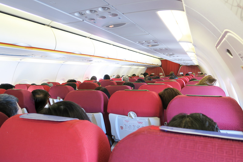 搭乗率は9割以上だろうか、ほとんど空席はなかった