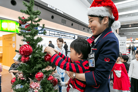 羽田空港でJALが園児とクリスマスツリーを飾り付け 12月12日から第1