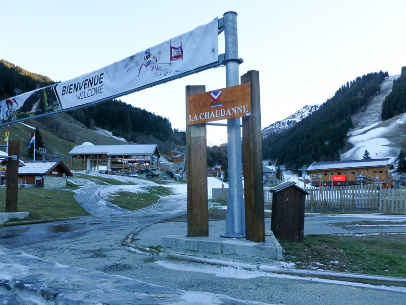 ホテルの目の前がリフト乗り場です。周辺はスキー場だらけ