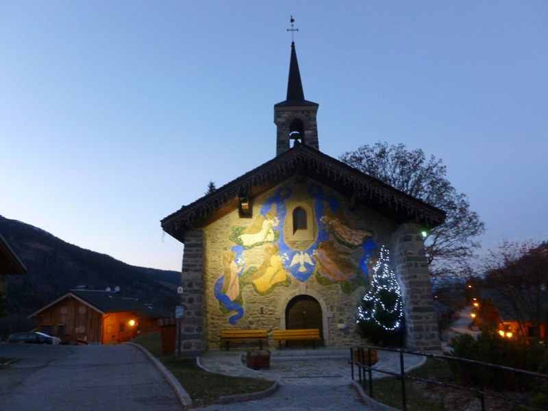 日が暮れるとこんな感じに。街はずれにある小さな教会もライトアップされ、すでにクリスマスムードでした