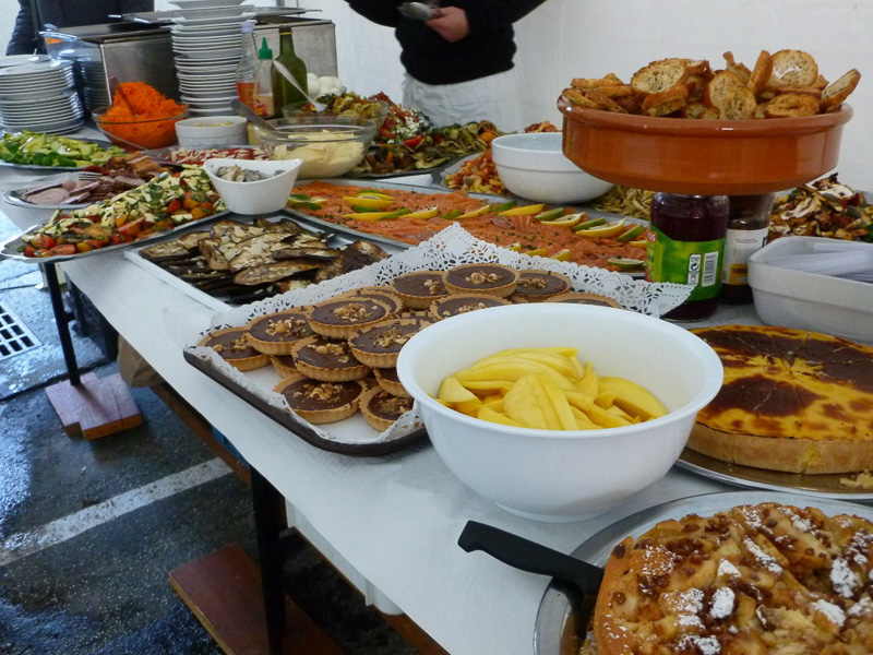 私の知る限り、フランス映画の撮影現場の食事はこんな感じが多いです。私が毎日こんなご飯を食べたら体調を崩すこと間違いなしです