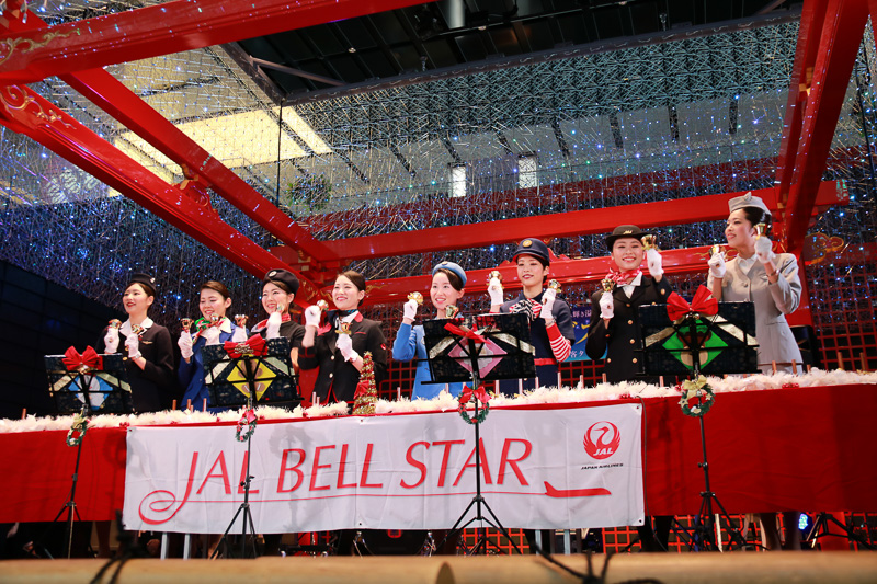 現行の制服に加え、7名のメンバーは歴代のJALと統合前のJAS（日本エアシステム）のCA（客室乗務員）の制服を見にまとい登場し、観客を沸かせていた