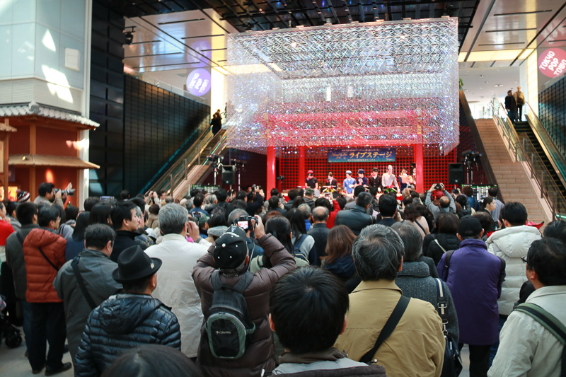 羽田空港国際線ターミナル4階にある「江戸舞台」に人が大勢集まった