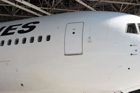 コート姿のドラえもんを描いた特別塗装機、国内線向け「JAL ドラえもん