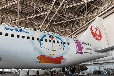 コート姿のドラえもんを描いた特別塗装機、国内線向け「JAL ドラえもん