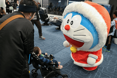 JAL ドラえもんJET」の国内線初便で、コート姿のドラえもんが出発