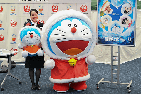 JAL ドラえもんJET」の国内線初便で、コート姿のドラえもんが出発