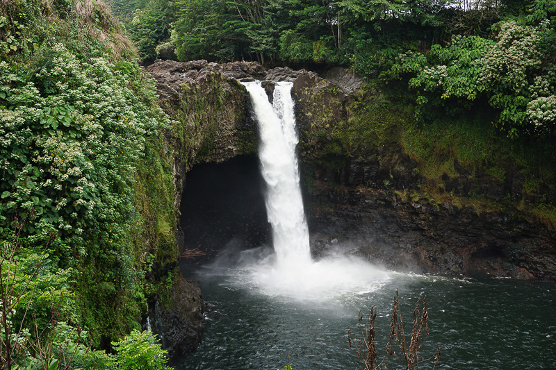 レインボー・フォールズ。滝の裏側の穴がラバ・チューブだ