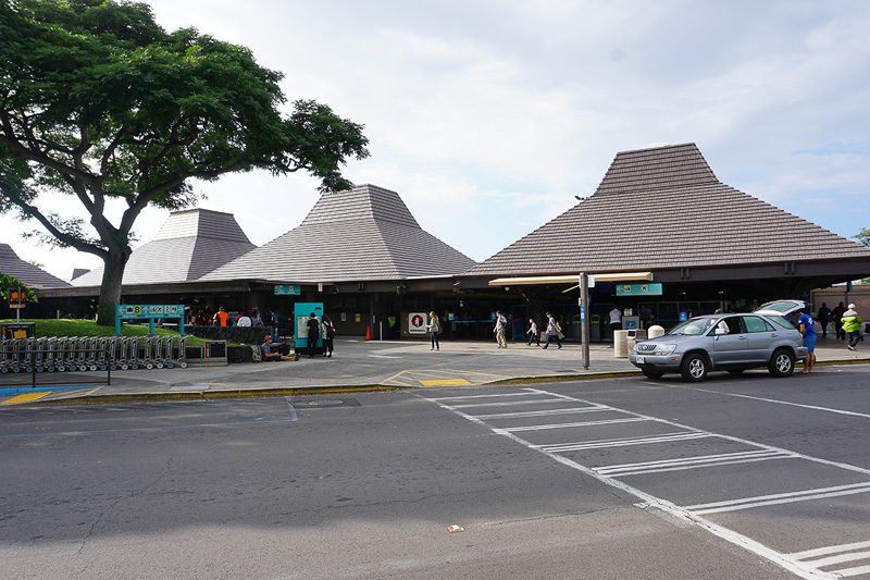 リゾート感あふれる建物のコナ空港に到着