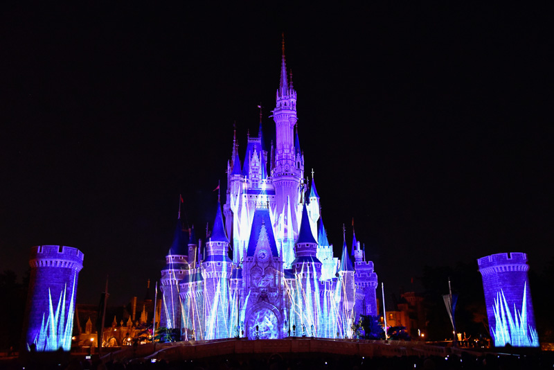 エルサの魔法でシンデレラ城がいてついていく