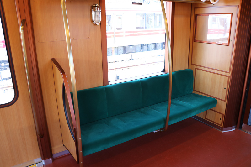 車両両端の4人がけシート。一部には多目的スペースも用意