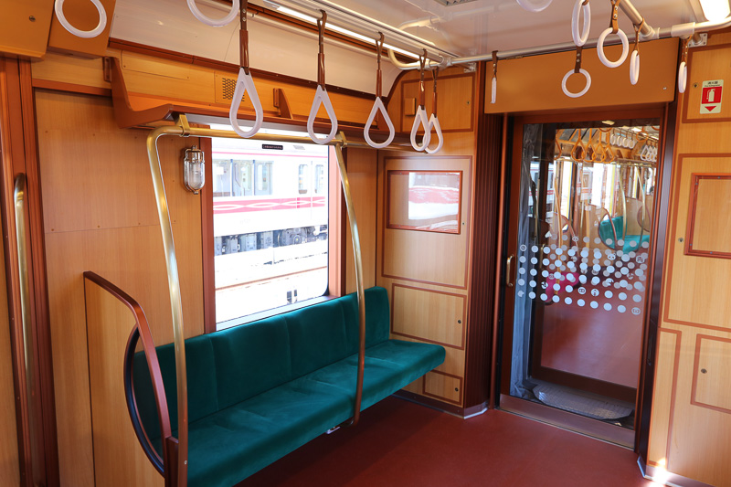 車両両端の4人がけシート。一部には多目的スペースも用意