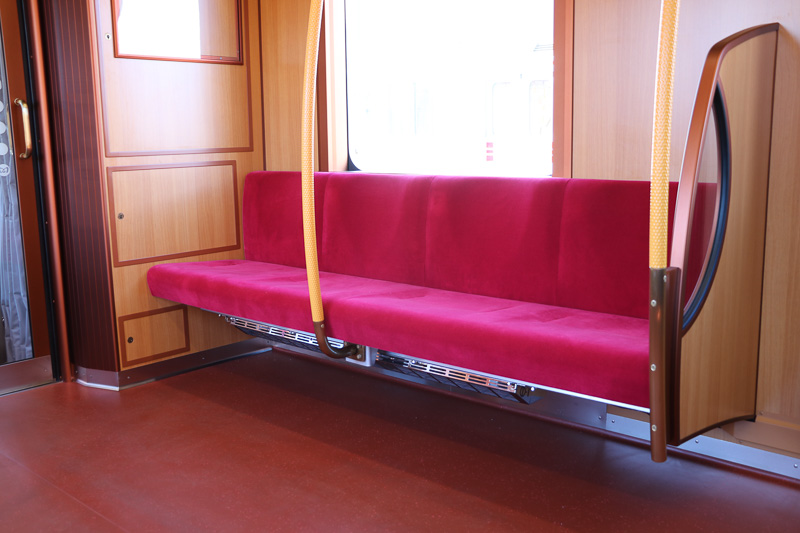 優先席はカラーを変えている。まだ、優先席などの表示は付けていない状態