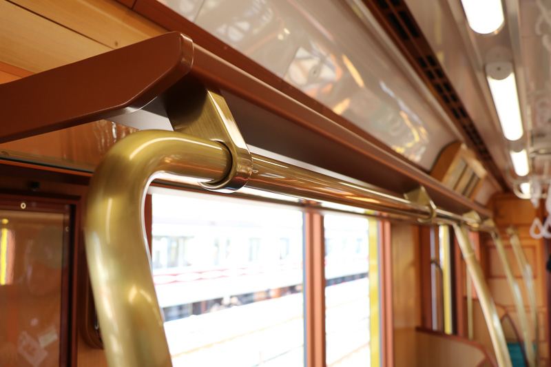 真鍮の色を再現した手すり。塗装によって表現している