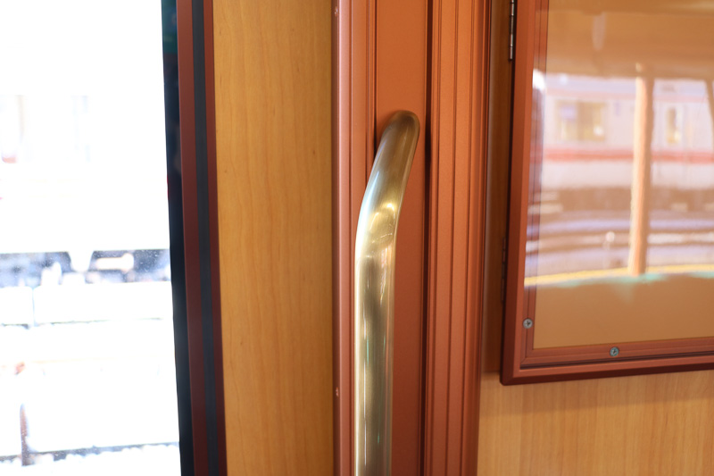 真鍮の色を再現した手すり。塗装によって表現している