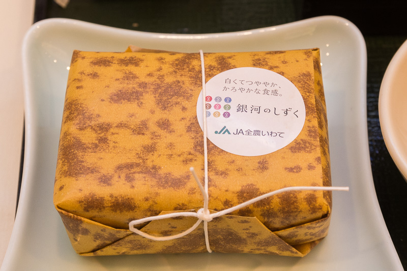 岩手県発の特A米となった「銀河のしずく」の俵ご飯を1カ月とおして提供。過去にはJALの国際線ファーストクラスラウンジやサクララウンジで提供したこともある