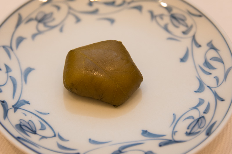 100年以上作り継いできた銘菓「献上 田村の梅」。梅の果肉を白あんと青じそで包んださわやかな味わいのデザート
