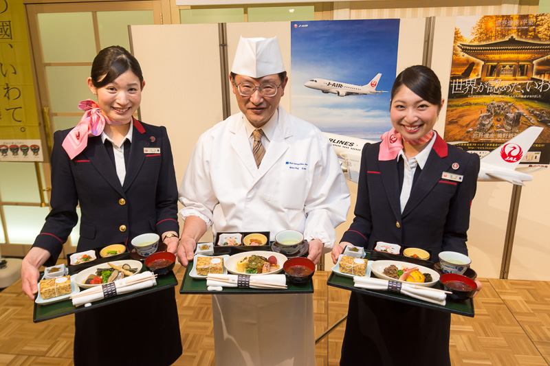 ホテルメトロポリタン盛岡 執行役員 日本料理長 須藤義太郎氏（中央）と、岩手県出身で、いわて花巻空港発着便を運航するジェイエアのCA（客室乗務員）、梅沢彩花氏（右）と大谷彩香氏（左）