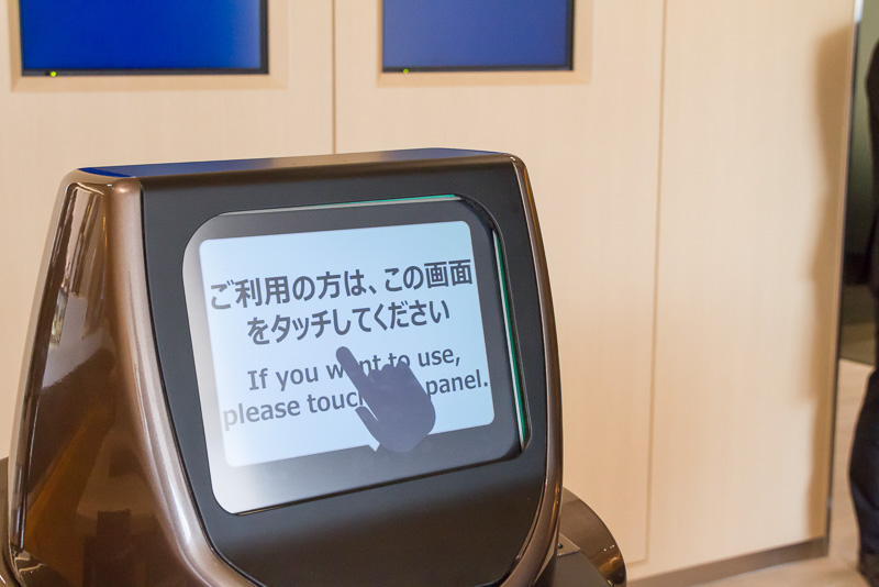 利用方法は難しくない。HOSPIの画面をタッチするとその場に停止するので、あとは画面の指示通りにドアを開けて食器をセット。ドアを閉めるとスタッフのいるカウンターまで戻っていく